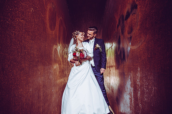 Chemnitz, Sachsen, Hochzeit, Hochzeitsfotograf, Fotograf, Brautpaar, Brautpaarshooting, Rost, Metall, Durchgang